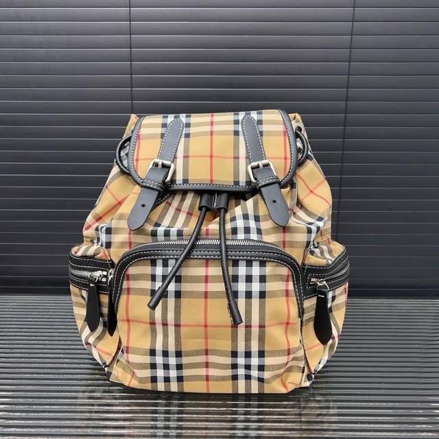 Burberry 巴宝莉 Vintage复古格纹格子印花男女通用双肩包 背包 书包 经典Logo搭配原厂工艺材质 休闲百搭 实物拍摄 配送防尘袋 31 x 22