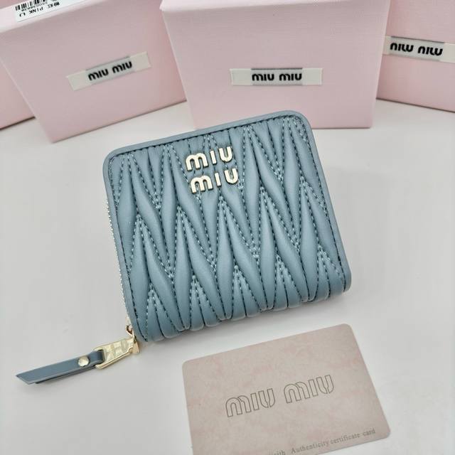 miumiu 3511颜色 黑色 粉色 蓝色 尺寸 10.5*10*3miumiu专柜最新款！专柜爆款热力来袭，经典提花压纹设计，釆用顶级进口小羊皮，皮质细腻柔