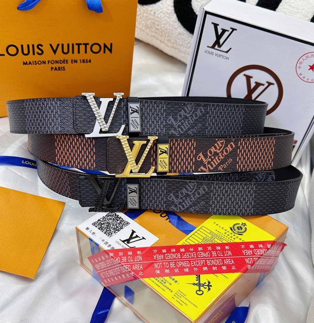 皮带：LV..路易..威登顶级复刻. 腰带：原单品质百分百头层牛皮，保证真皮。铆钉双色雕花设计.真空电镀.永不掉色.24K纯钢扣涂鸦彩绘图案艺术双面可用专柜同等