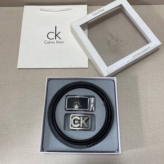 CK精品款 ☆双扣礼盒套装 含礼盒 专柜有售 ck专柜在售正品 此款采用头层牛皮制作 走线油边细致 正品开模 搭配广州原版扣经久耐用、3.5cm规格