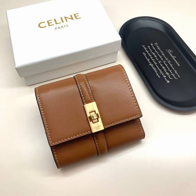 Celine 10523颜色 黑杏棕尺寸 11*10*5 Celine短式钱包非常炫美的一个系列，专柜同步，采用头层牛皮，精致时尚！