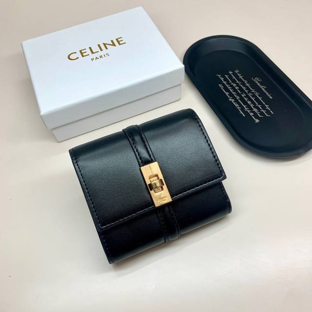 Celine 10523颜色 黑杏棕尺寸 11*10*5 Celine短式钱包非常炫美的一个系列，专柜同步，采用头层牛皮，精致时尚！