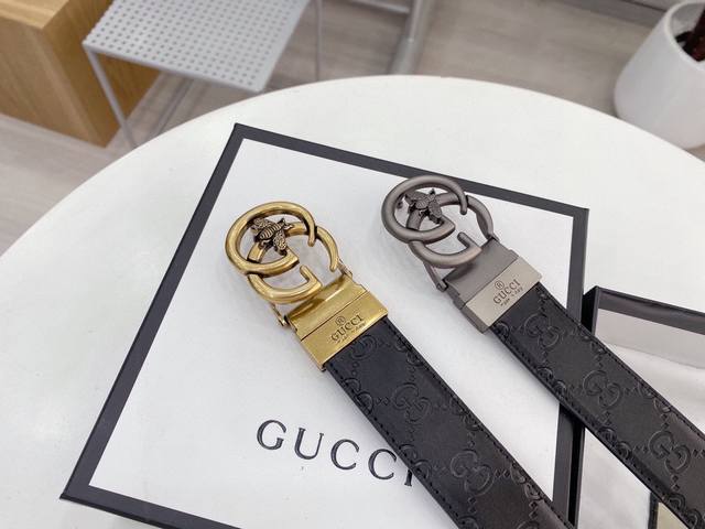 Gucci 古奇新款互扣式G带扣深受品牌辉煌的70年代经典设计所影响，得以重新诠释。安放于织纹纯皮腰带之上。正品一致的吊牌全套包装 配纸袋 礼品盒 亲们下单一定