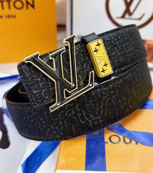 皮带：LV..路易..威登顶级复刻- 腰带：原单品质百分百进口原厂头层牛皮，保证真皮。双层间色工艺.真空电镀.永不掉色.24K纯钢扣头层特种海豹皮双面可用专柜同