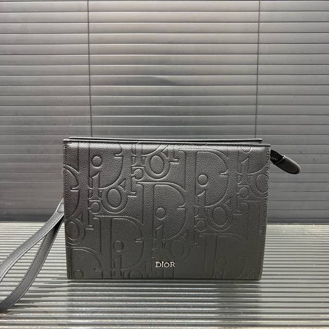 DIOR 迪奥 CD 手拿包 夹包 男女通用 明星单品 采用精湛镶嵌细工，经典百搭 实物拍摄 原厂原版面料 配送防尘袋 礼盒 27 x 19 cm。