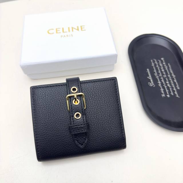 Celine 4775颜色 黑 棕尺寸：11*10*5 Celine短式钱包非常炫美的一个系列，专柜同步，采用头层牛皮，精致时尚！