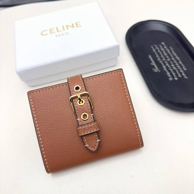 Celine 4775颜色 黑 棕尺寸：11*10*5 Celine短式钱包非常炫美的一个系列，专柜同步，采用头层牛皮，精致时尚！