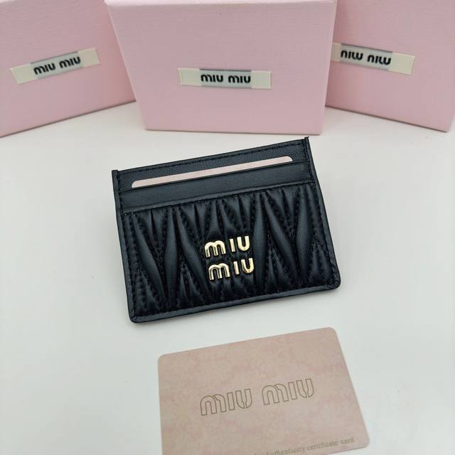 miumiu 3514颜色 黑 粉 蓝 尺寸 8*10.5miumiu专柜最新款！专柜爆款热力来袭，经典提花压纹设计，釆用顶级进口小羊皮，皮质细腻柔软，做工精细