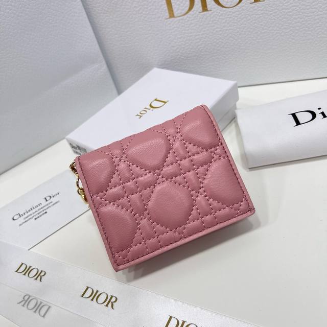 Dior 2387颜色 黑 粉 灰尺 11*8.5*3 Dior 专柜新款出货！这款迷你 Lady Dior 钱包设计精巧，空间宽敞。黑色羊皮革饰以藤格纹缉面线