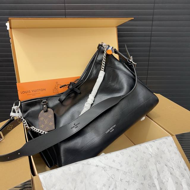 Louisvuitton 路易威登 Carryall Cargo 黑武士机车包 单肩斜挎包 字母徽标可拆卸可调节肩带 男女通用 实物拍摄 配送飞机礼盒 23 x