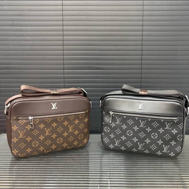 Louisvuitton 路易威登 印花单肩斜挎包 男士相机包采用精湛镶嵌细工，实物拍摄 原厂原版面料 配送小票 防尘布袋 19 x 27 cm。