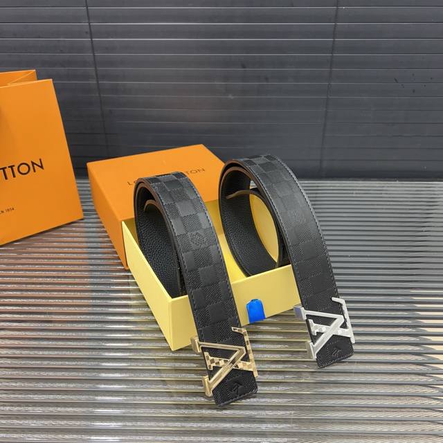 LouisVuitton 路易威登 钢扣 原单牛皮腰带 男士经典款皮带 时装搭配必备款 优质扣头 采用原厂牛皮带身 机械打孔 高品质全套包装 礼盒 礼袋 小票