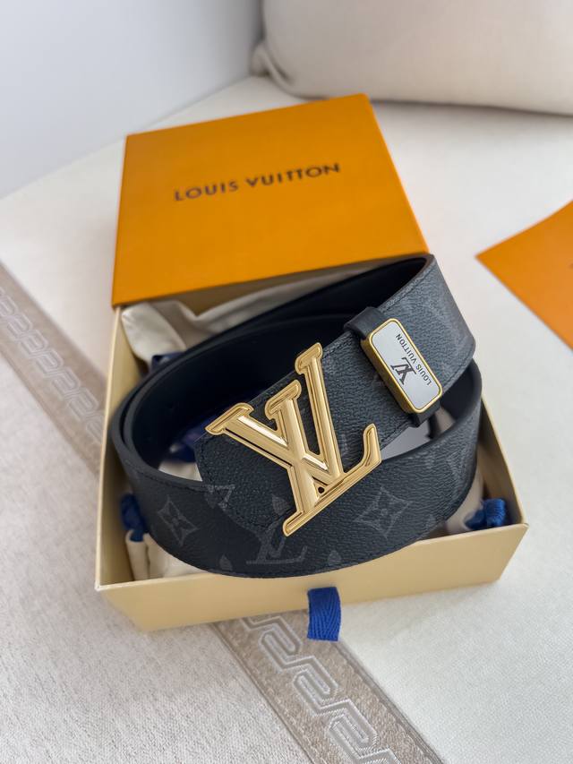 品名： LV..路易..威登腰带皮带原单 型号：挂扣，经典纯钢材质挂扣，头层牛皮，图片实物拍摄 材料：头层牛皮，挂扣系列，纯钢材质扣头，钯镀电镀工艺永不掉色。原