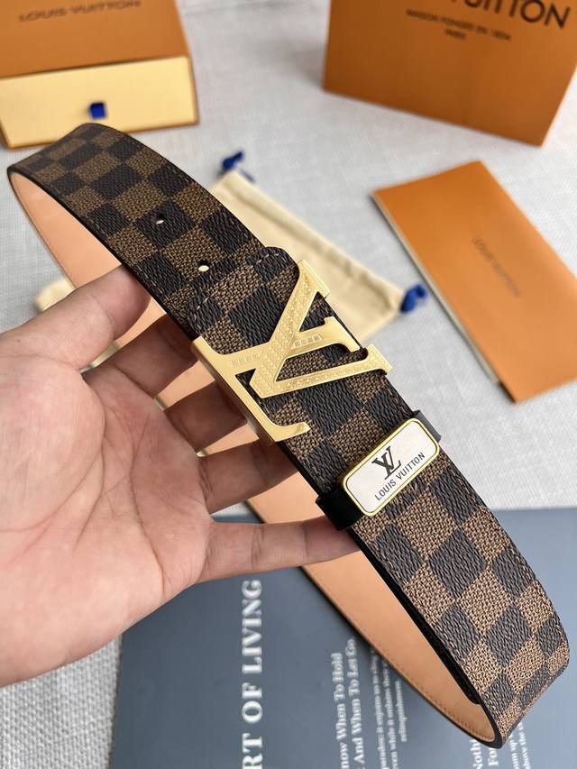 品名： LV..路易..威登腰带皮带原单 型号：挂扣，经典纯钢材质花纹挂扣，图片实物拍摄 材料：头层牛皮，挂扣系列，纯钢材质扣头，钯镀电镀工艺永不掉色。经典黑格