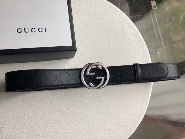 GUCCI古驰Signature男士精致双G滚砂金属扣压纹黑色头层牛皮腰带3.8cm。