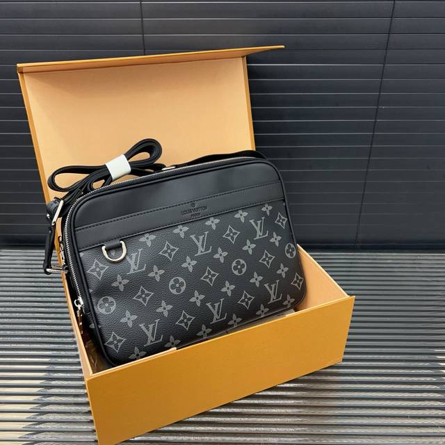 Louisvuitton 路易威登 TROCADERO NM小号邮差包 斜挎包 单肩包 经典百搭 实物拍摄 配送礼盒 防尘袋 27 x 20 cm。