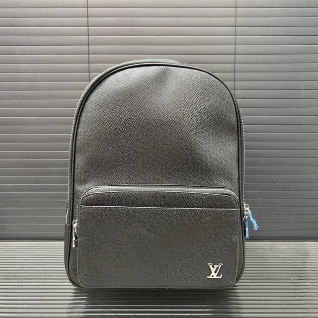 Louisvuitton 路易威登 Alex双肩包 男士背包 书包 电脑包采用精湛镶嵌细工，经典百搭 实物拍摄 原厂原版面料 配送防尘袋 30 x 40 cm。