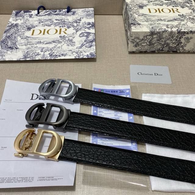 品牌：迪奥Dior 仿铜 等级：情侣皮带.双面头层牛皮.。油边精致、官网同步新款 配专柜全套包装 扣头：新款仿铜扣 不褪色 长度：90 110欧 规格 颜色：黑