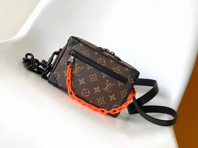 M44735 黑花 M44480老花 M68906 金口 顶级原单Virgil Abloh 为 春夏秀场呈现 Mini Soft Trunk 链条包，讲述 Mo