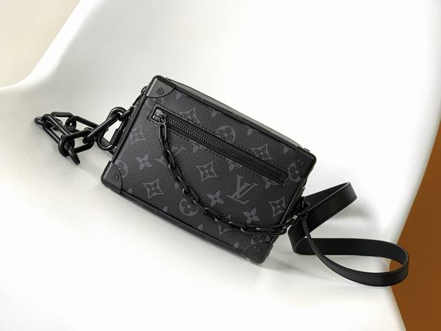 M44735 黑花 顶级原单Virgil Abloh 为 春夏秀场呈现 Mini Soft Trunk 链条包，讲述 Monogram Eclipse 帆布与树