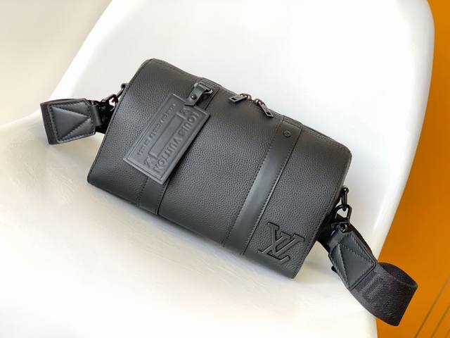 M59255黑色 顶级原单本款 City Keepall 手袋于 秋季绽放路易威登新古典主义风尚。Aerogram 细粒面牛皮革如传统航空信笺般柔软，金属 Lv