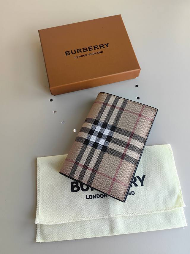 双折护照夹，装饰Burberry 格纹印花，内衬为光滑小牛皮材质。- 3个卡位 -2个插袋尺寸10*14