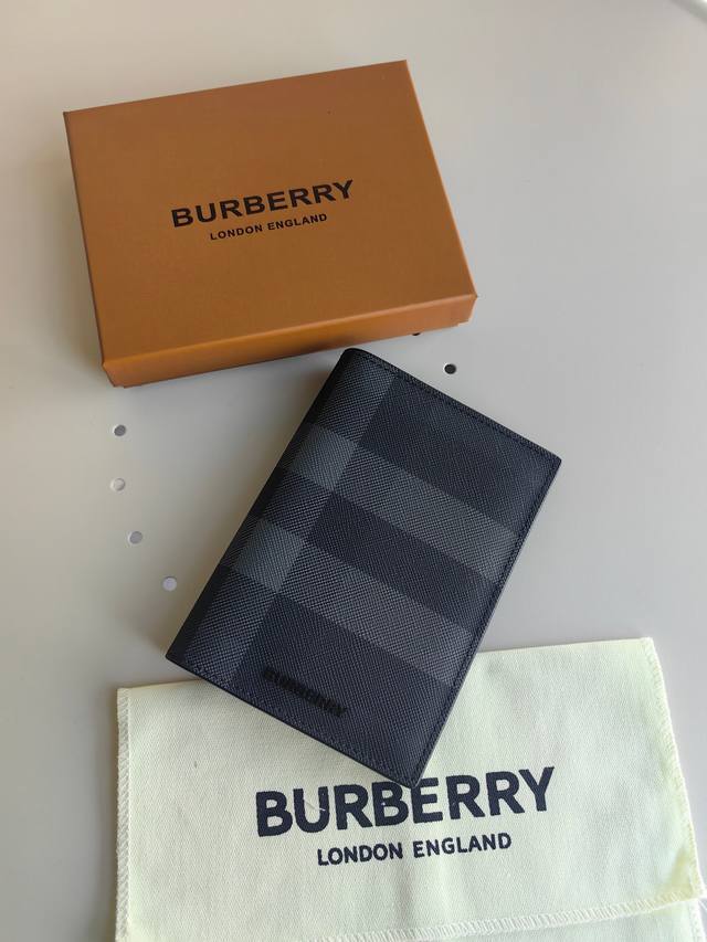 双折护照夹，装饰Burberry 格纹印花，内衬为光滑小牛皮材质。- 3个卡位 -2个插袋尺寸10*14