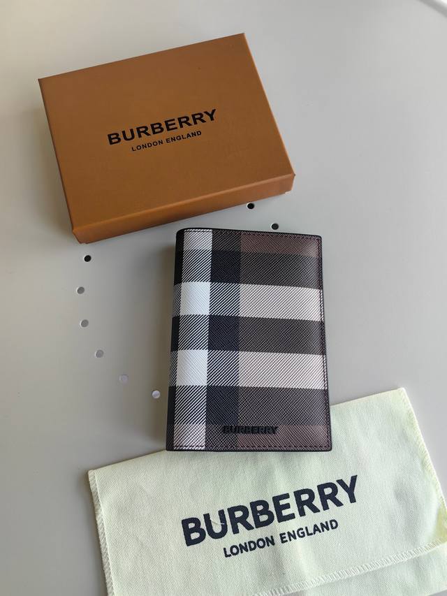 双折护照夹，装饰Burberry 格纹印花，内衬为光滑小牛皮材质。- 3个卡位 -2个插袋尺寸10*14