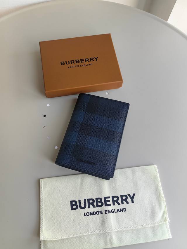 双折护照夹，装饰Burberry 格纹印花，内衬为光滑小牛皮材质。- 3个卡位 -2个插袋尺寸10*14