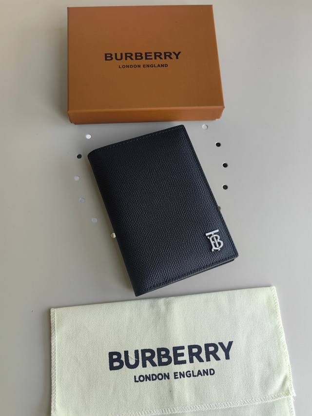 双折护照夹，装饰Burberry 格纹印花，内衬为光滑小牛皮材质。- 3个卡位 -2个插袋尺寸10*14