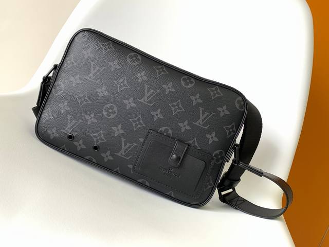 顶级原单 N40188 黑花 Alpha 邮差包在经典 Damier Graphite 帆布与黑色金属件的构造中释放摩登气息，别致外袋与两只内袋令物品取放便捷有