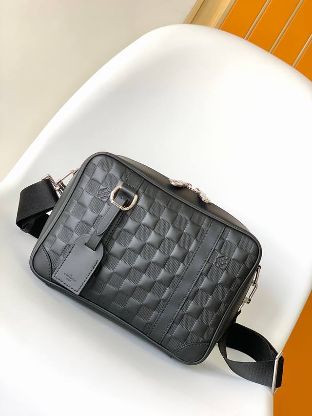 M45286进口头层牛皮细节完美 顶级原单Sirius 邮差包 sirius 邮差包取材 Damier Infini Onyx 牛皮革，为纤薄构型搭配广口设计，