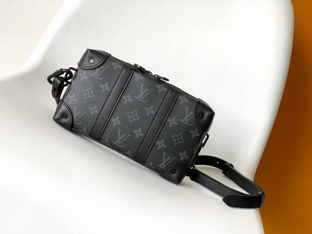 顶级原单 独家实拍 M69838 Trunk Wallet 手袋取材经典 Monogram Eclipse 帆布，其加固边角等元素承袭品牌硬箱设计，打造 Sof