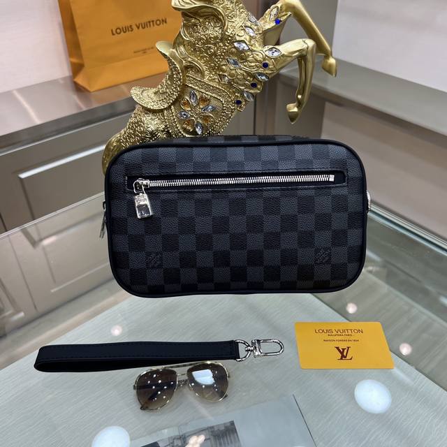 Louis Vuitton 路易威登 M42838 黑格手拿包独家实拍！宽敞的拉链开口、丰富的内外口袋与插槽带来极强的实用性，此款采用标志性Damier Gra