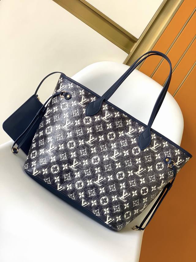 M22921 顶级原单 本款 Neverfull 中号手袋以 Monoglam 涂层帆布塑造瞩目全息视效。该帆布由棉与装饰线织就的提花底布制成，反光涂层在光线映