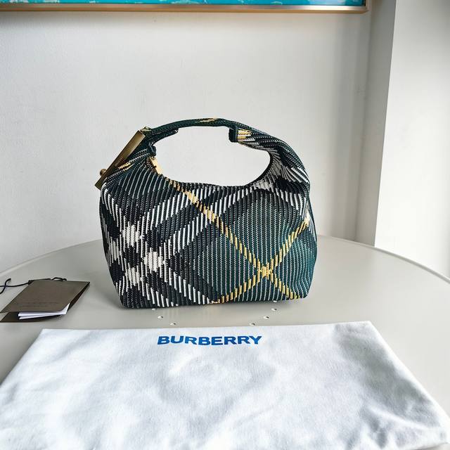 Burberry最新饭盒包尺寸：21.5 X 10.5 X 23Cm柔软立挺包款，于意大利针织打造，装饰 Burberry 格纹。质地轻盈，采用无内衬设计。衣夹