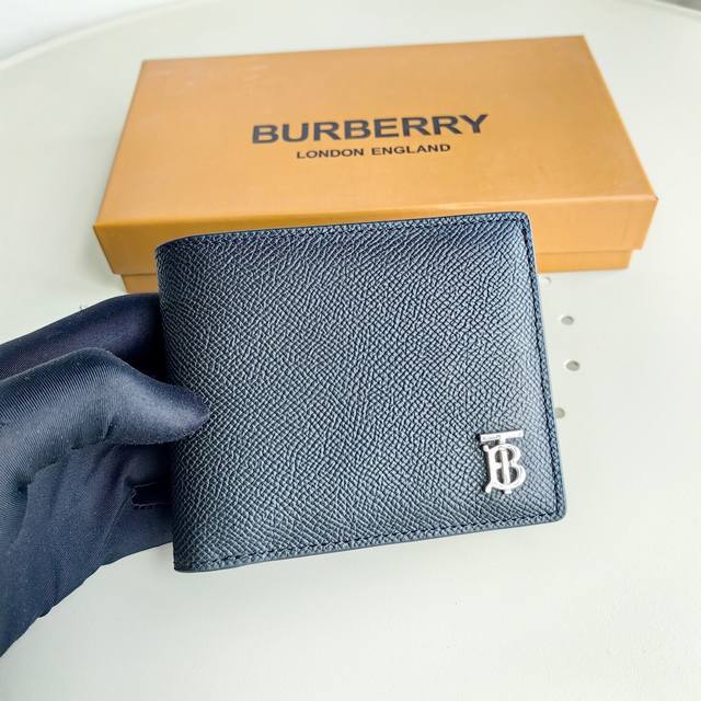 精选 Burberry ，设有多个隔层，尺寸适合收纳全球币种。16个卡位拉链隔层纸币隔层适用于全球币种3个插袋手绘涂漆边缘正面饰有 Burberry 立体字母徽