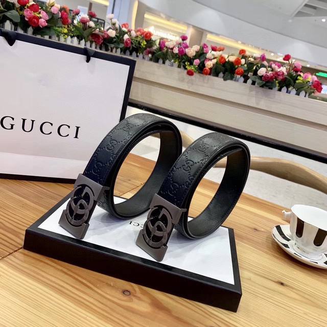 Gucci 古奇新款互扣式G带扣深受品牌辉煌的70年代经典设计所影响，得以重新诠释。安放于织纹纯皮腰带之上。纯牛皮制作 底面磨砂皮底 宽度:3.8厘米 正品一致