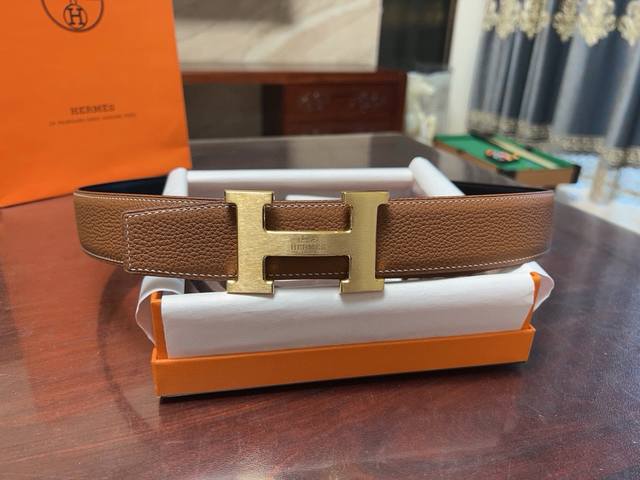 宽度38Mm 爱马仕Hermes 原单品质 选用最上乘的高级材料，注意工艺的装饰和细节的精巧，深受广大男士的喜爱。尤其是触摸得到的柔软细腻质感，简直爱了尽显高贵