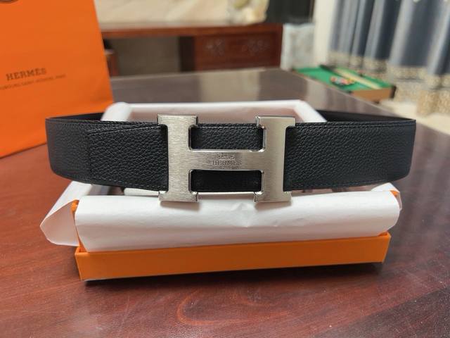 宽度38Mm 爱马仕Hermes 原单品质 选用最上乘的高级材料，注意工艺的装饰和细节的精巧，深受广大男士的喜爱。尤其是触摸得到的柔软细腻质感，简直爱了尽显高贵