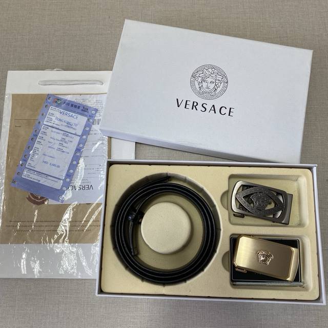 Versace精品款 ☆双扣礼盒套装 含礼盒 专柜有售 范思哲专柜在售正品 此款采用头层牛皮制作 走线油边细致 正品开模 搭配广州原版扣经久耐用、3.5Cm规格