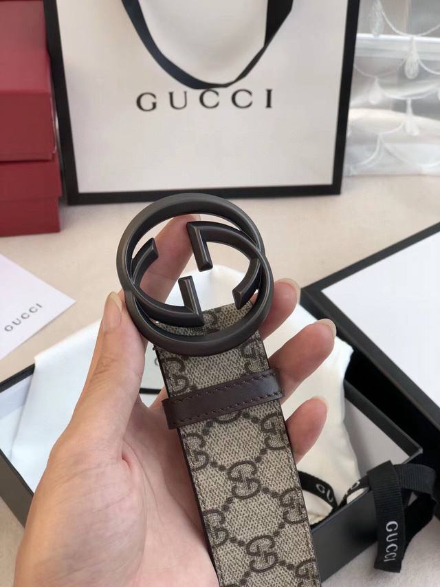 Gucci 古驰 原厂Pvc皮料 进口磨砂皮 配18K钢扣宽：3.8Cm 卖点 :皇家御用经典款式，永不过时。带身品牌Logo原版钢印,质感卓越,高级造工 手感