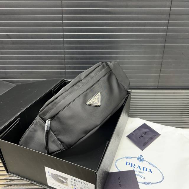 Prada 普拉达re-Nylon尼龙布腰包 胸包 男士单肩背包 采用精湛镶嵌细工，经典百搭 实物拍摄 原厂原版面料 配送防尘袋 配盒 30 X 13 Cm