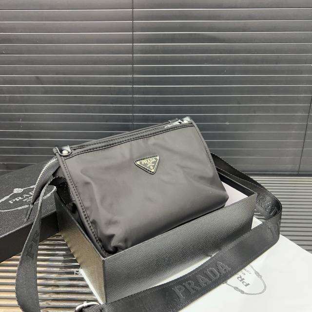 Prada 普拉达hobo尼龙布单肩包 男士斜挎包 采用精湛镶嵌细工，经典百搭 实物拍摄 原厂原版面料 配送防尘袋 礼盒 25 X 17 Cm