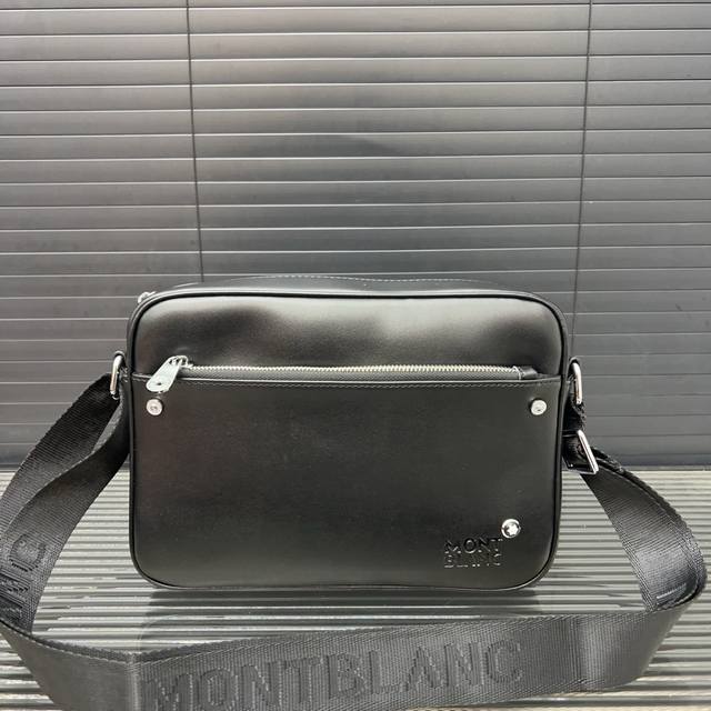 Montblanc 万宝龙男士单肩包 男包 斜挎包 实物拍摄 原厂原版面料 高端品质 配送防尘袋 27 X 19 Cm。