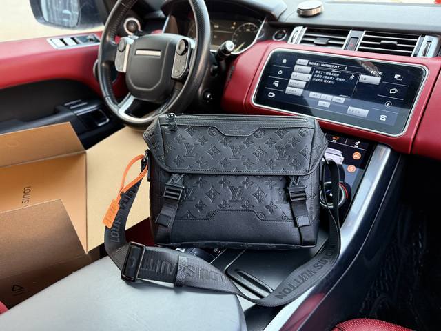 高端货 “ Louis Vuitton ”Lv单肩包 路易威登邮差包 M25121 Louis Vuitton Messenger Voyager Pm 字母图