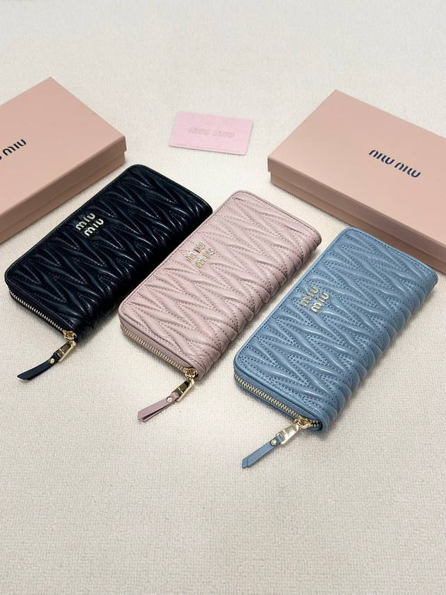 Miumiu 颜色 黑 粉 蓝尺寸 19X10miumiu专柜最新款！高品质专柜爆款热力来袭，经典提花压纹设计，釆用顶级进口小羊皮，皮质细腻柔软，做工精细！