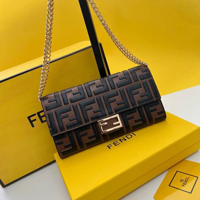 Fendi 621666颜色 黑色 黑棕色尺寸 19*10.5*3.5fendi 专柜同步，可肩背专柜品质顶级进口牛皮 海外订制钥匙扣五金 做工油边精湛