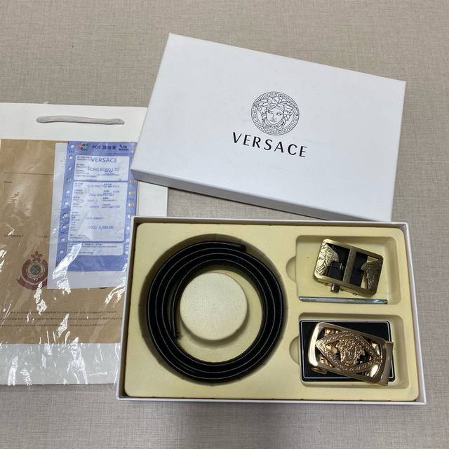 Versace精品款 ☆双扣礼盒套装 含礼盒 专柜有售 范思哲专柜在售正品 此款采用头层牛皮制作 走线油边细致 正品开模 搭配仿铜扣经久耐用、3.5Cm规格