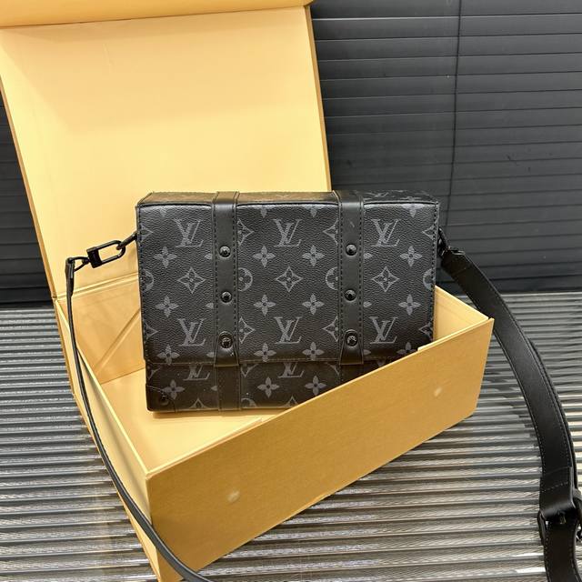 Louisvuitton 路易威登 trunk印花邮差包 斜挎单肩包 实物拍摄 高品质 配送防尘袋 折叠礼盒 18 X 24 Cm。